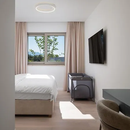 New! A 56, 98m2 Heated Pool&spa, Near Split Kaštela