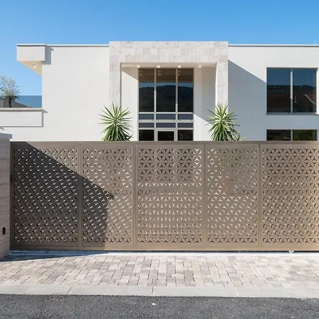 New! A 56, 98m2 Heated Pool&spa, Near Split Vila