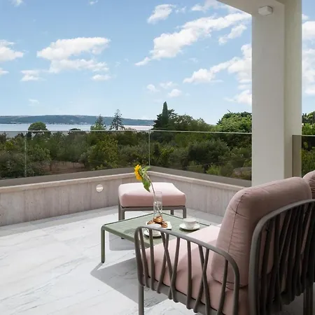 New! A 56, 98m2 Heated Pool&spa, Near Split *