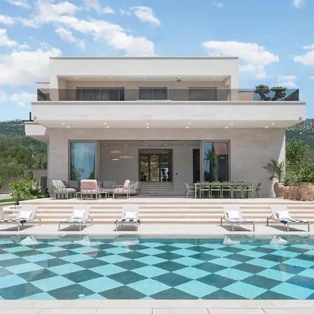 New! A 56, 98m2 Heated Pool&spa, Near Split